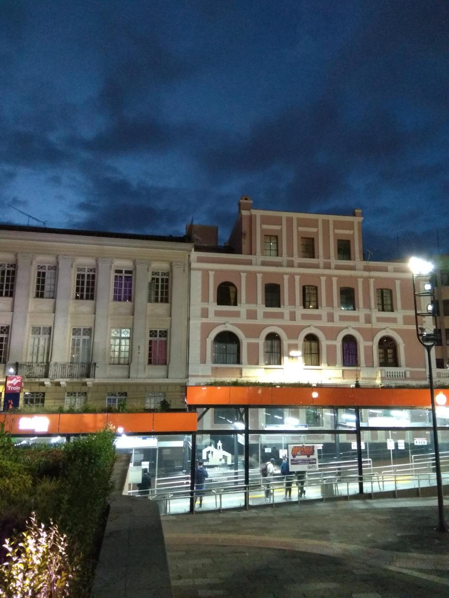 Hostal Mediodia Quito Luaran gambar